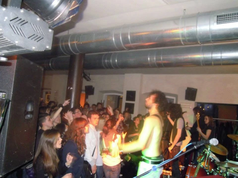 La band e il pubblico vicini durante una delle prime edizioni