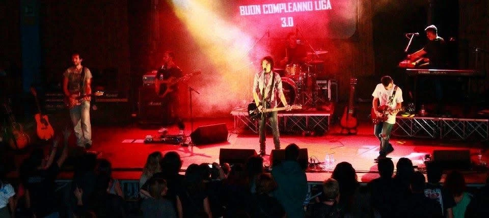 Gli Happy Hour sul palco di Buon Compleanno Liga, fra luci rosse e pubblico