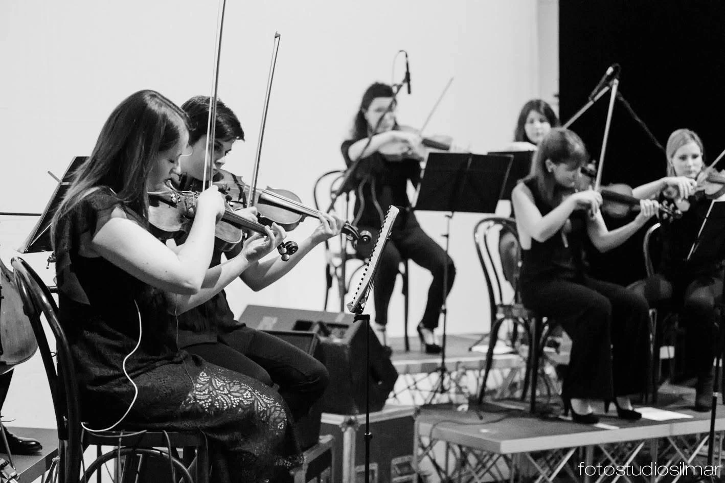 Le musiciste dell’ottetto d’archi durante lo spettacolo