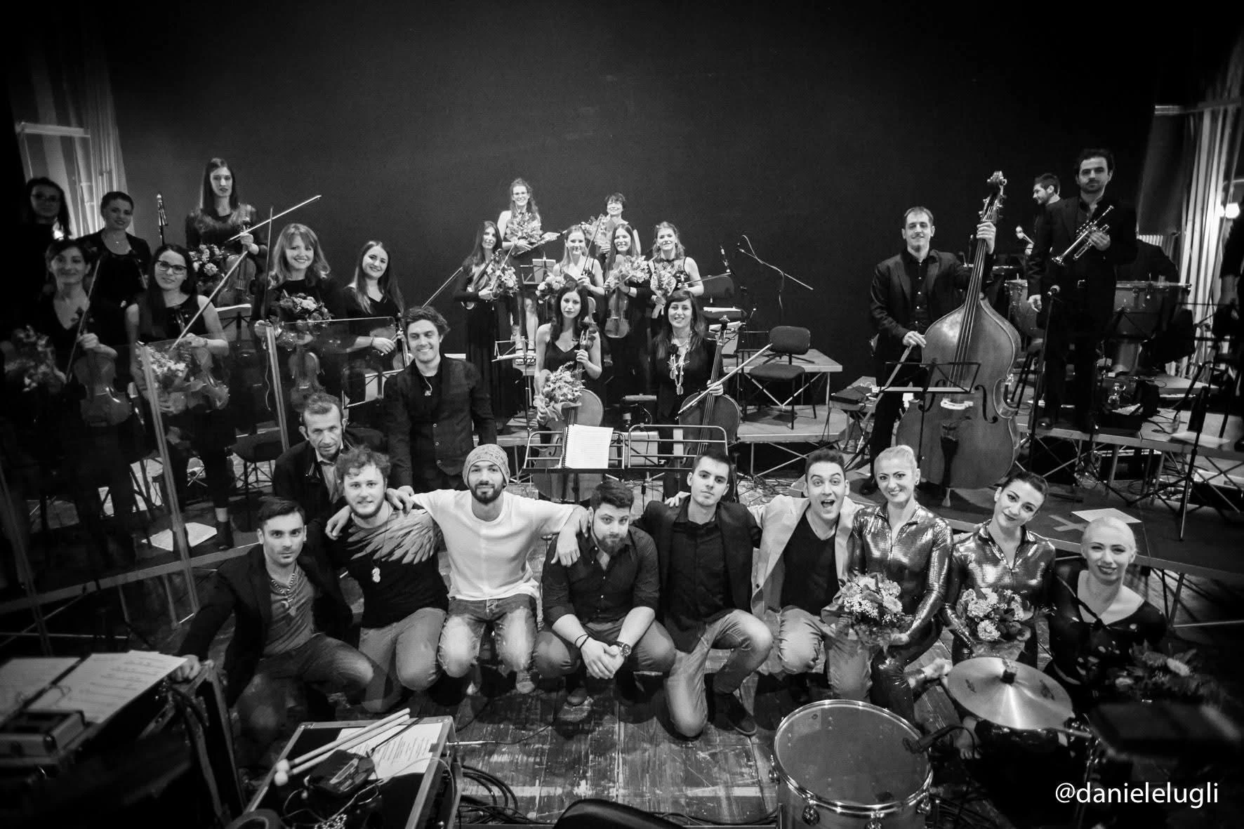 La band, l’orchestra e le artiste riunite sul palco