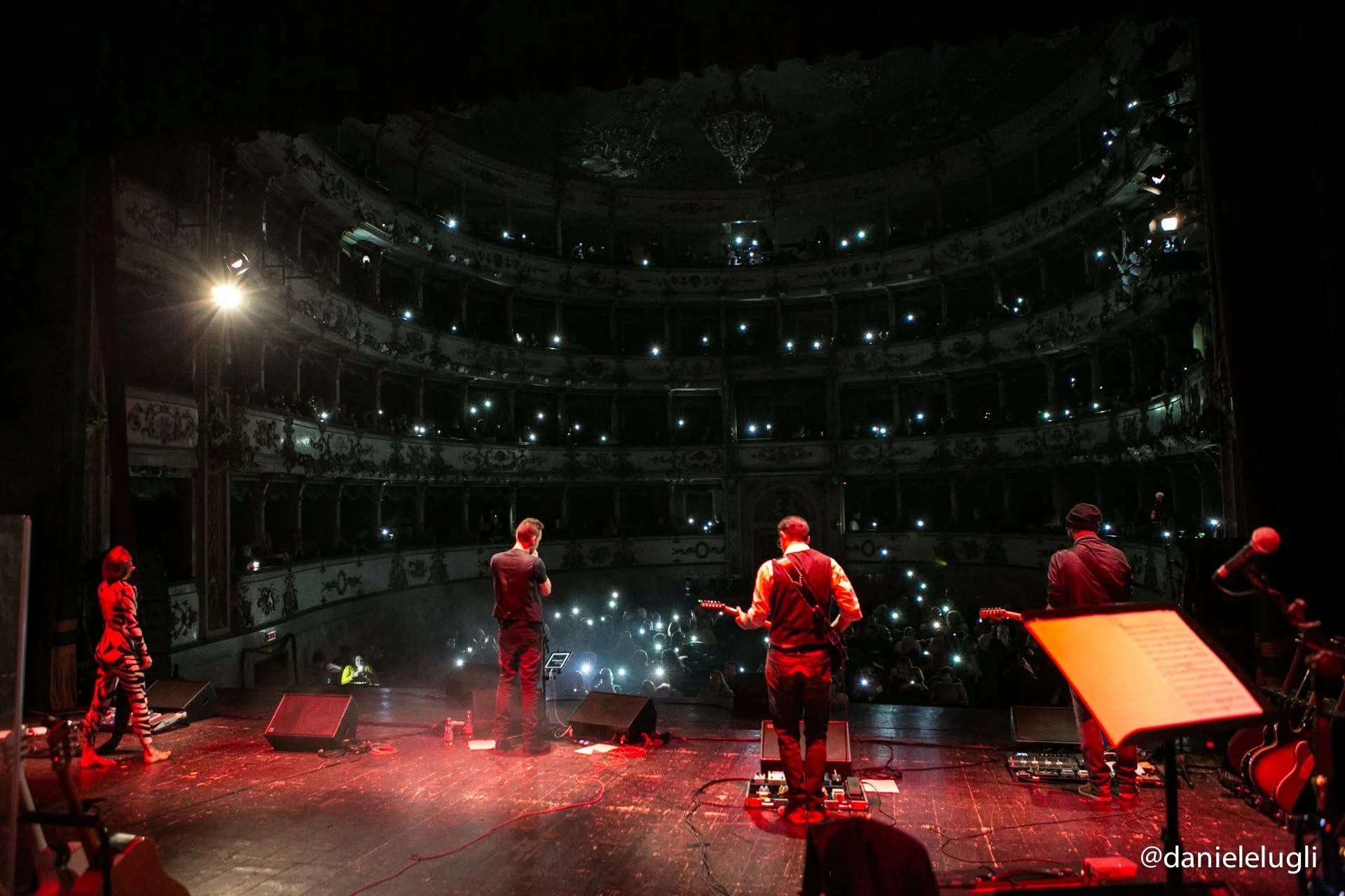 Il teatro visto dal palco, illuminato dalle luci del pubblico