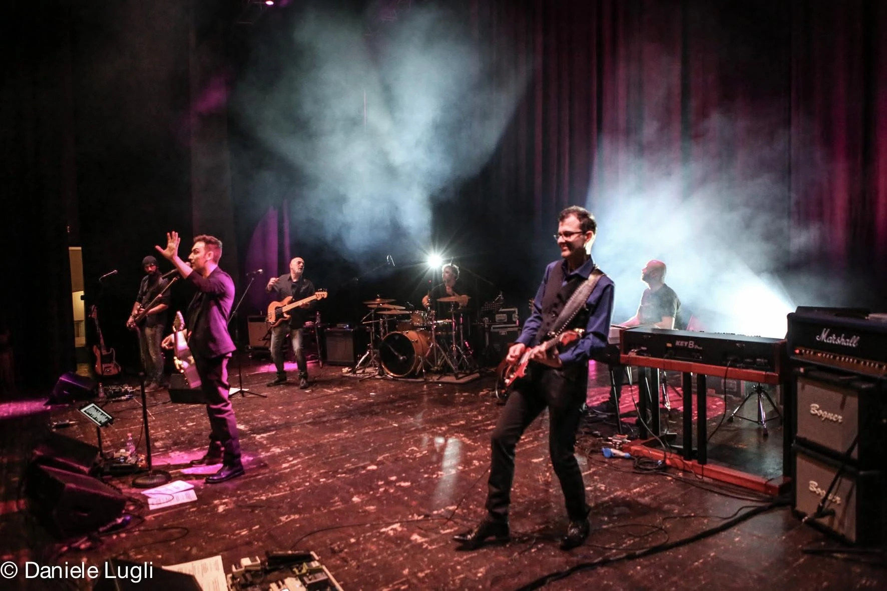 Gli Happy Hour in concerto a teatro fra luci e strumenti