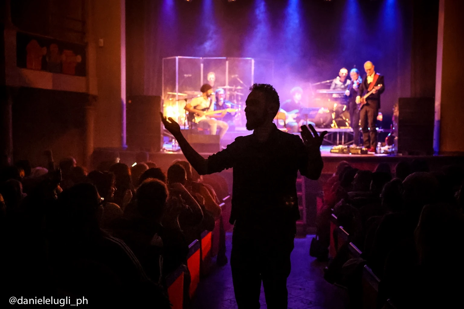 Il cantante fra il pubblico, con la band sul palco