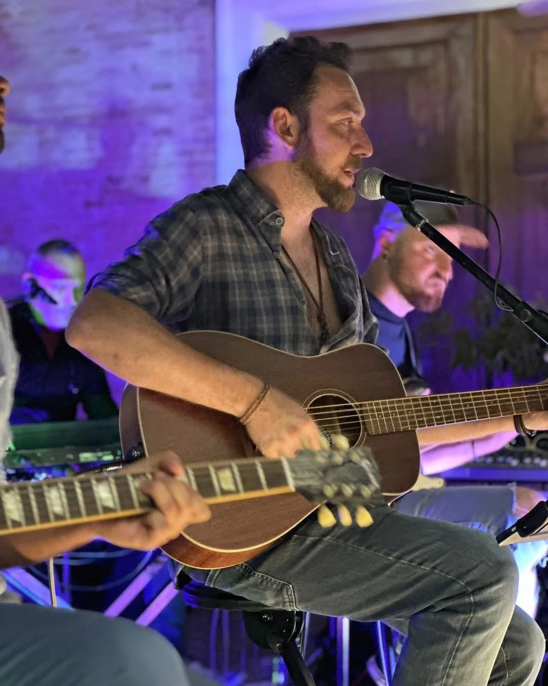 Happy Hour — ACUSTICO